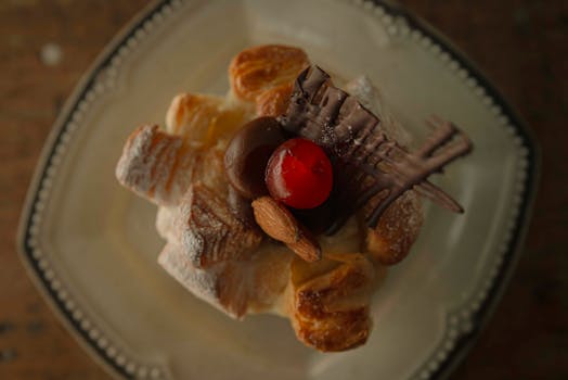 Dessert gourmand avec feuilleté praliné, mousse au chocolat, cerise confite et décoration en chocolat.